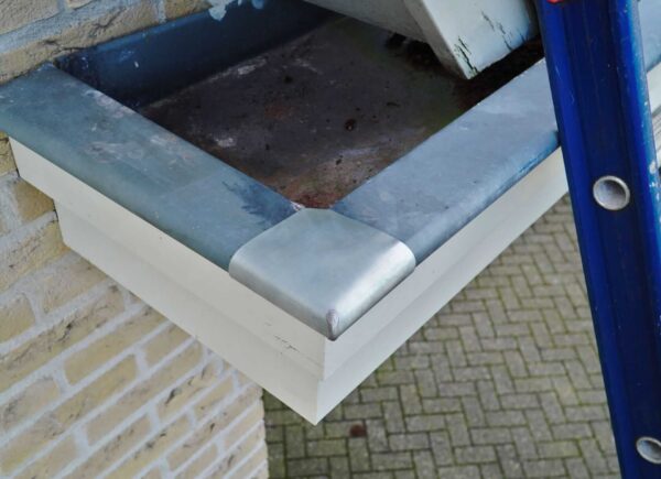 zinken dakgoot repareren met zinkhoek